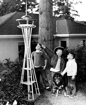 space-needle-birdfeeder